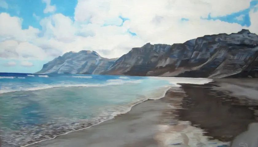 Une marine peinture d'une plage de sable sombre, avec des vagues bleues claires et des falaises rocheuses imposantes sous un ciel nuageux.