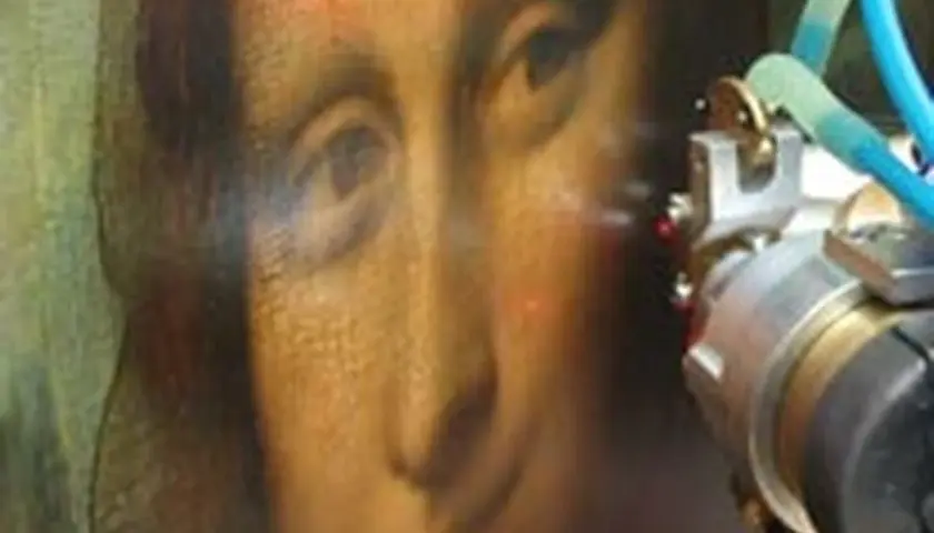 Un appareil laser restaure le sfumato, cette technique de peinture douce et vaporeuse, sur le visage d'une œuvre d'art.