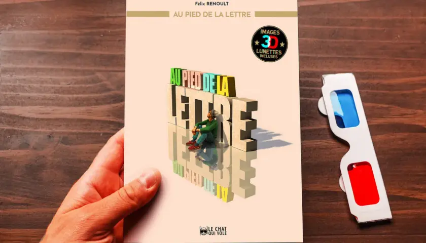 Livre "Au pied de la lettre", avec un homme assis sur des lettres 3D. Un synonyme de "au pied de la lettre" est "littéralement". Lunettes 3D incluses.