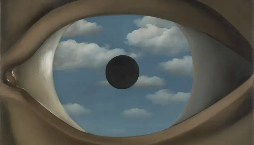 Une peinture surréaliste où un œil reflète un ciel bleu avec des nuages et une sphère noire.