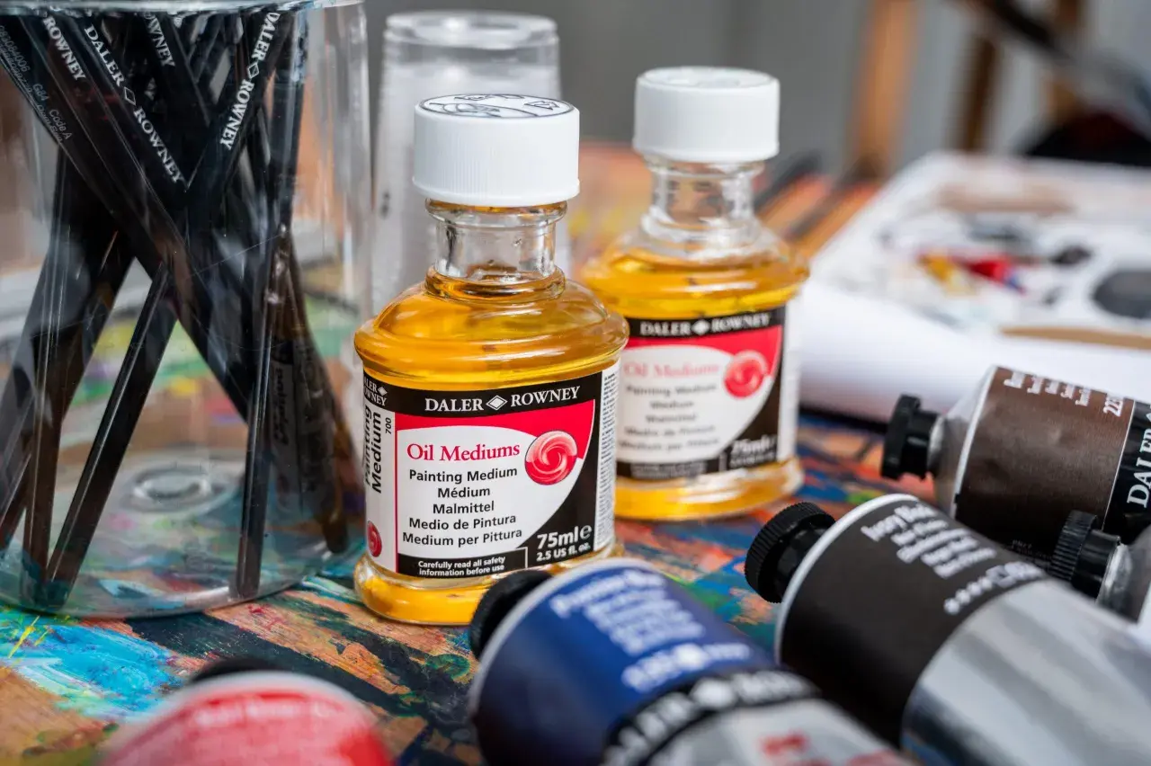 Pinceaux et flacons d'huile médium Daler Rowney sur une palette colorée. Pour commencer une peinture, on peut choisir de travailler le clair ou le foncé.