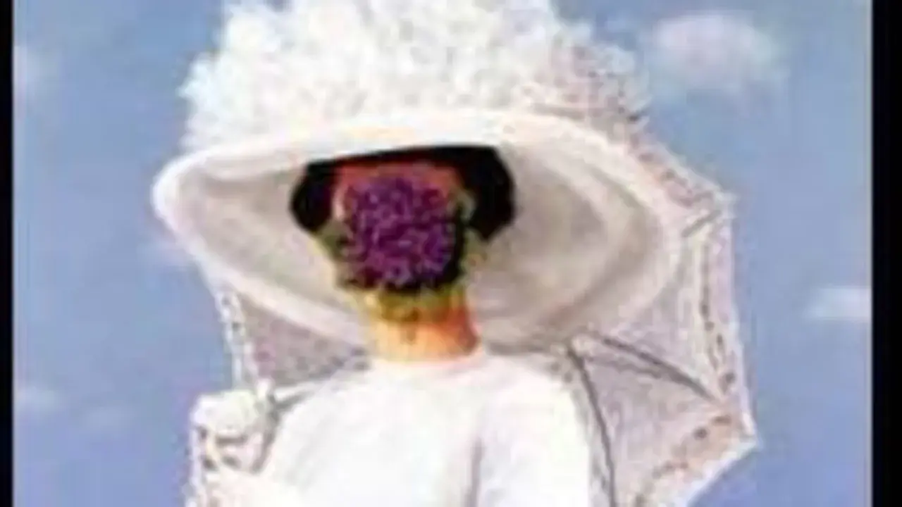 Une femme au chapeau blanc, visage caché par des fleurs, dans une œuvre de René Magritte.