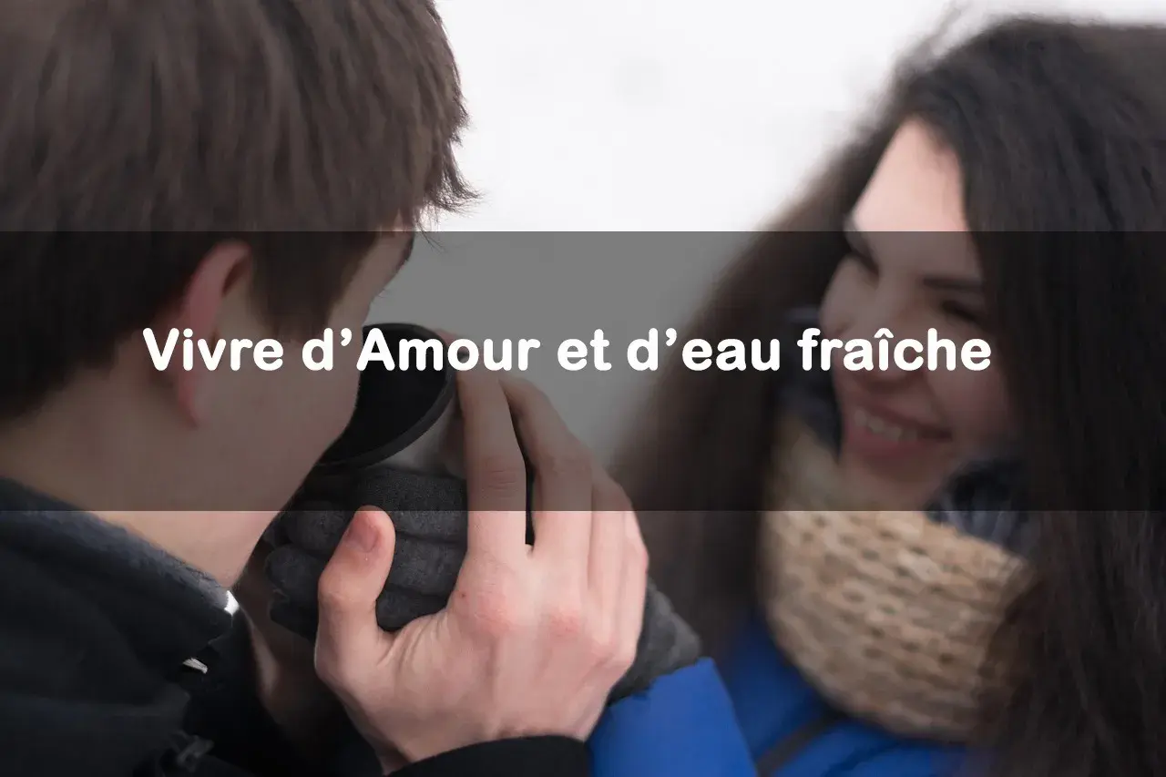 Un couple partage un moment tendre, buvant dans la même tasse. Ils semblent vivre d'amour et d'eau fraîche, insouciants du froid.