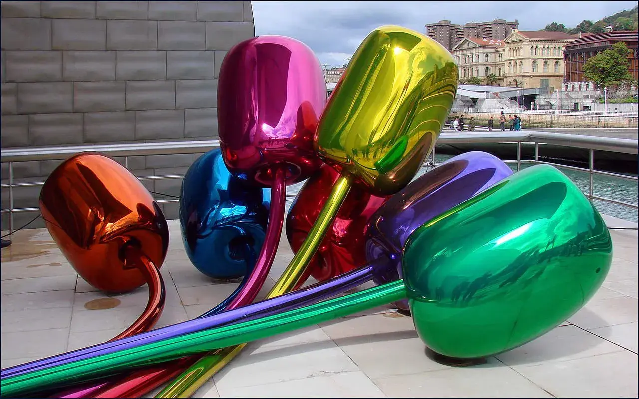 Un bouquet de tulipes géantes et brillantes, dans le style de la fleur takashi murakami, reflète le ciel et les bâtiments.