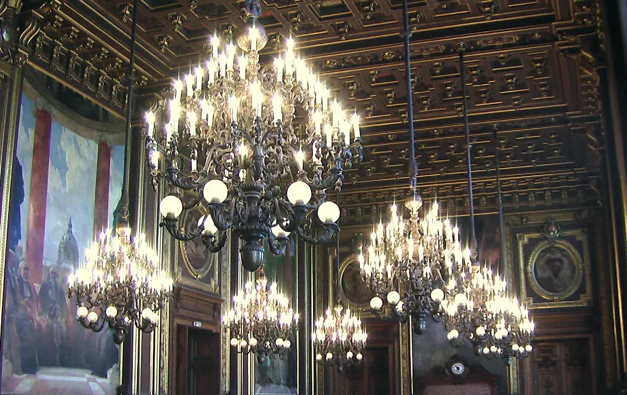 Lustres imposants illuminent une salle ornée d'une fresque monumentale. Ça fait des lustres que ce décor somptueux n'a pas été vu.