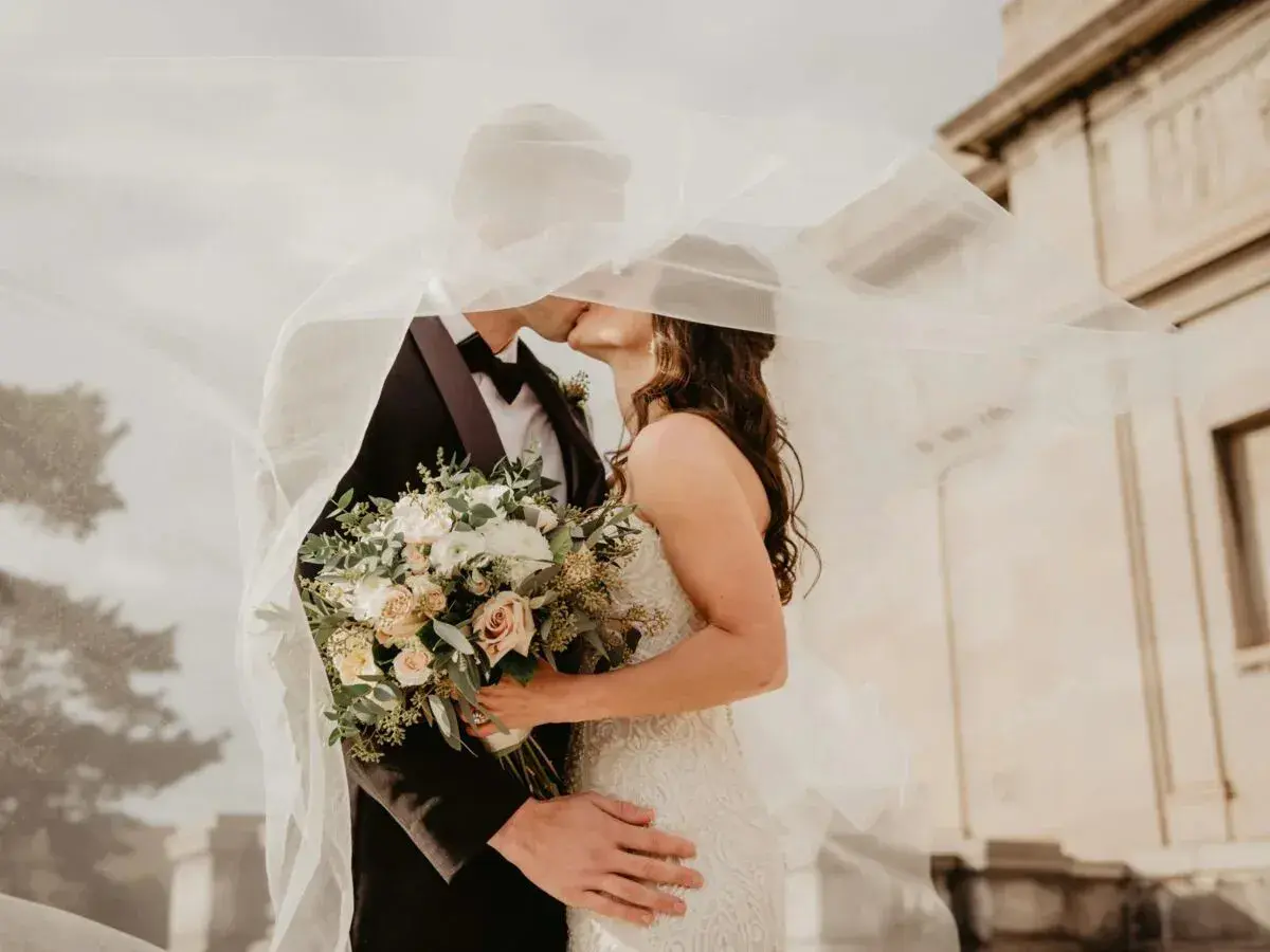 Un baiser tendre sous le voile, un mariage qui défie le temps. L'expression "mariage plus vieux" prend tout son sens.