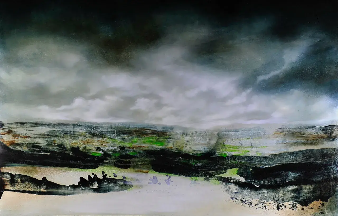 Paysage abstrait sombre, évoquant le vide dans l'art. Nuages menaçants, touches de vert vif sur un sol tourmenté.