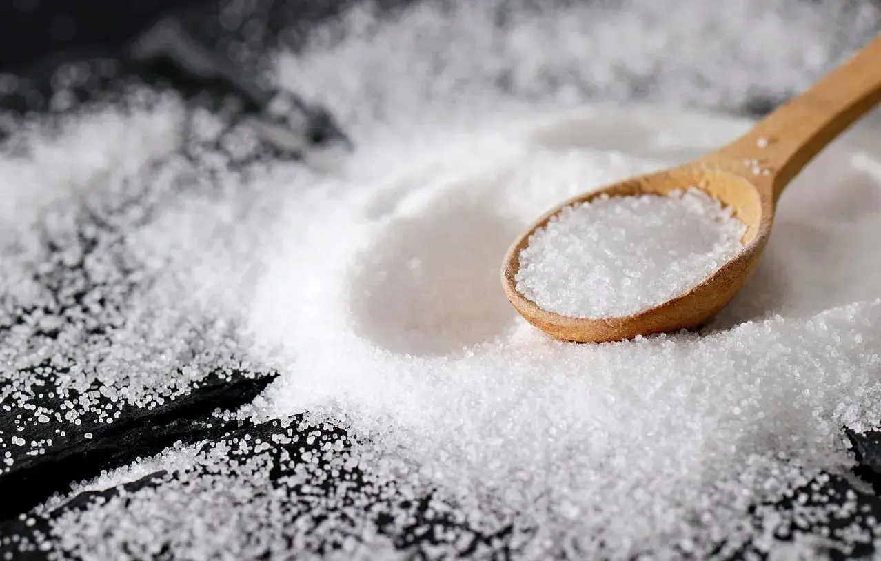Une cuillère en bois remplie de sel, sur un tas de sel. Il faut toujours prendre les choses avec un grain de sel, surtout quand il s'agit de cuisine !