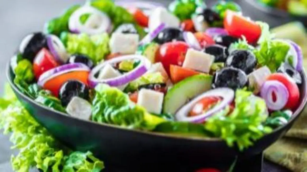 Salade grecque colorée avec feta, olives noires, tomates, oignons rouges et concombre. Un plat qui invite à raconter des salades, avec une origine qui remonte à l'Antiquité.