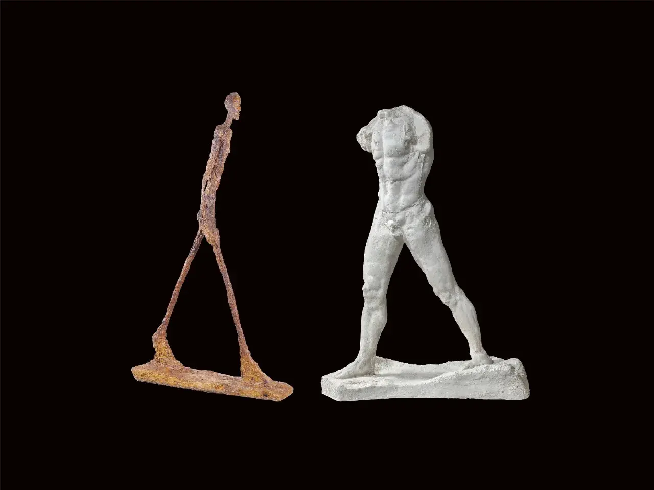 Deux sculptures de Giacometti : un homme fin et rouillé marchant, et un torse blanc plus massif.