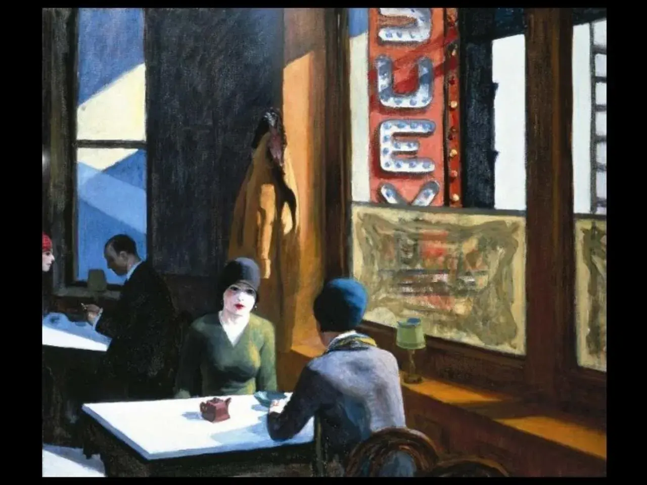 Scène nocturne dans un café, typique du style de peinture d'Edward Hopper. Trois personnes sont assises à des tables, baignées par la lumière artificielle.