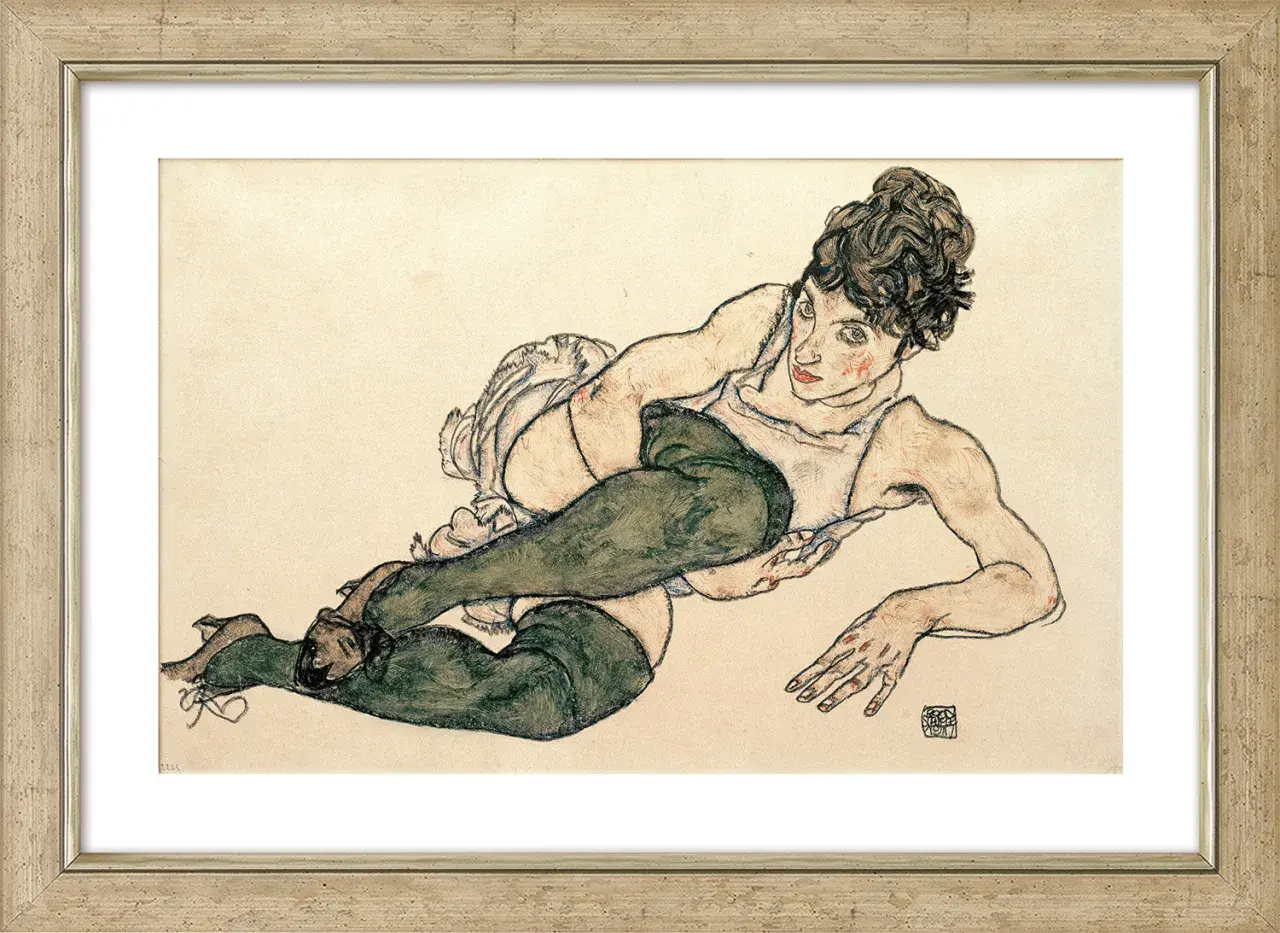 Dessin d'Egon Schiele : femme aux bas verts, le corps tordu, regard intense.