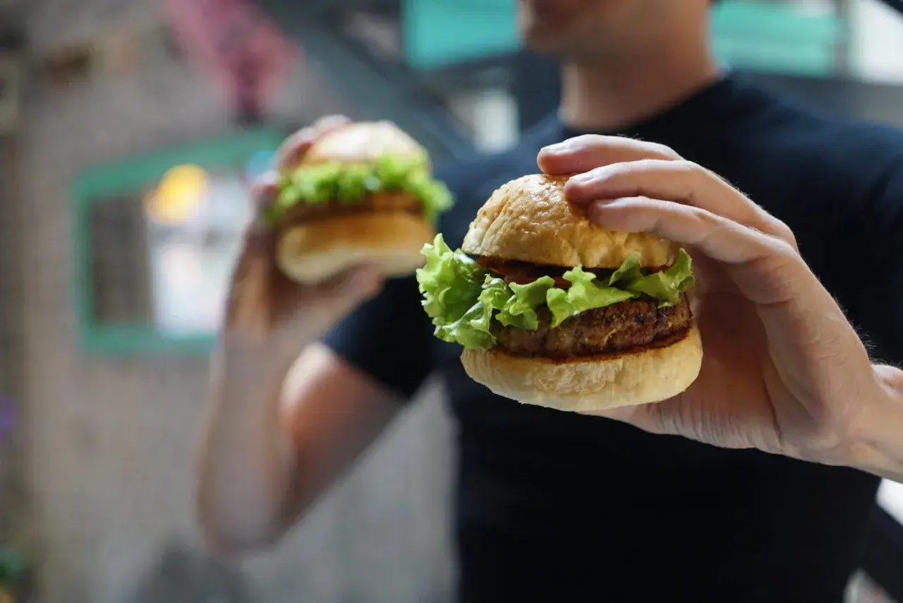 Deux burgers appétissants, prêts à être dégustés. La dalle def, un délice pour les yeux et les papilles.