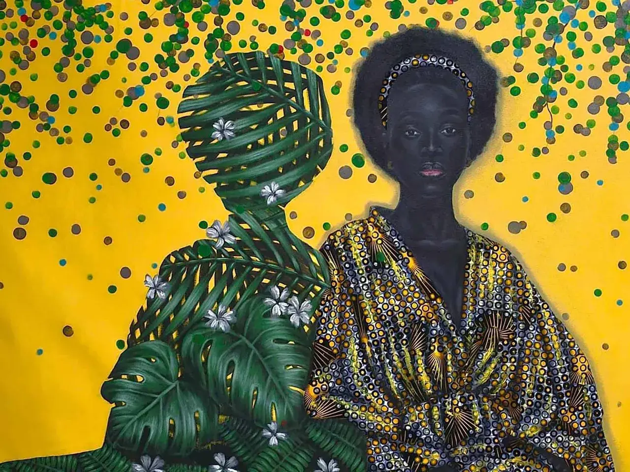 Une œuvre d'art contemporain africain vibrante : une femme au regard intense, son double végétal se fondant dans un fond jaune festif.