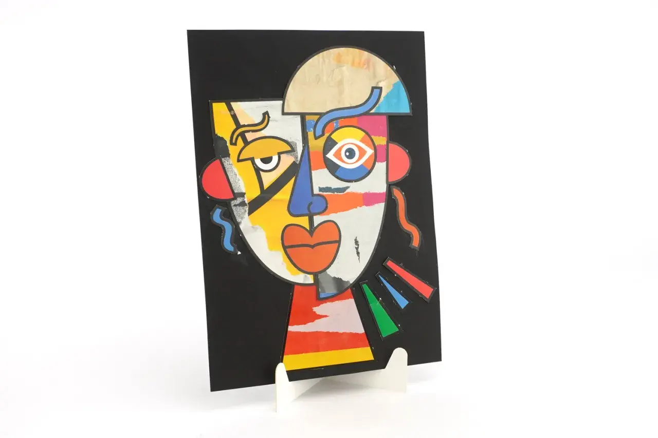 Portrait aux couleurs vives, inspiré par le style cubiste de Picasso. Visage déconstruit avec des formes géométriques et des textures variées.