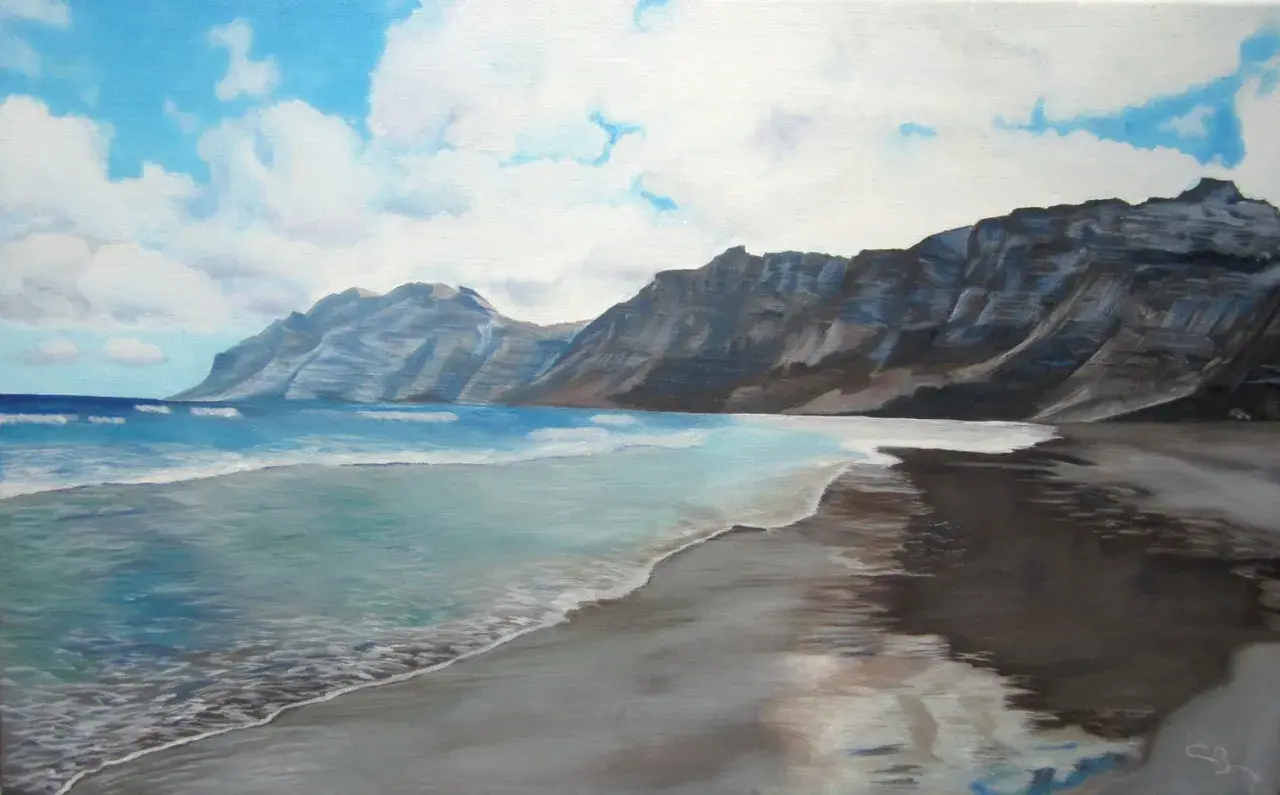 Une marine peinture d'une plage de sable sombre, avec des vagues bleues claires et des falaises rocheuses imposantes sous un ciel nuageux.