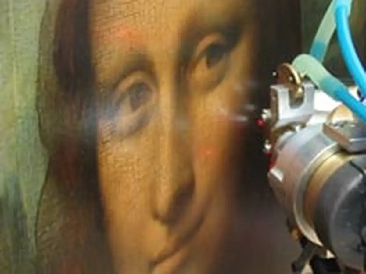 Un appareil laser restaure le sfumato, cette technique de peinture douce et vaporeuse, sur le visage d'une œuvre d'art.