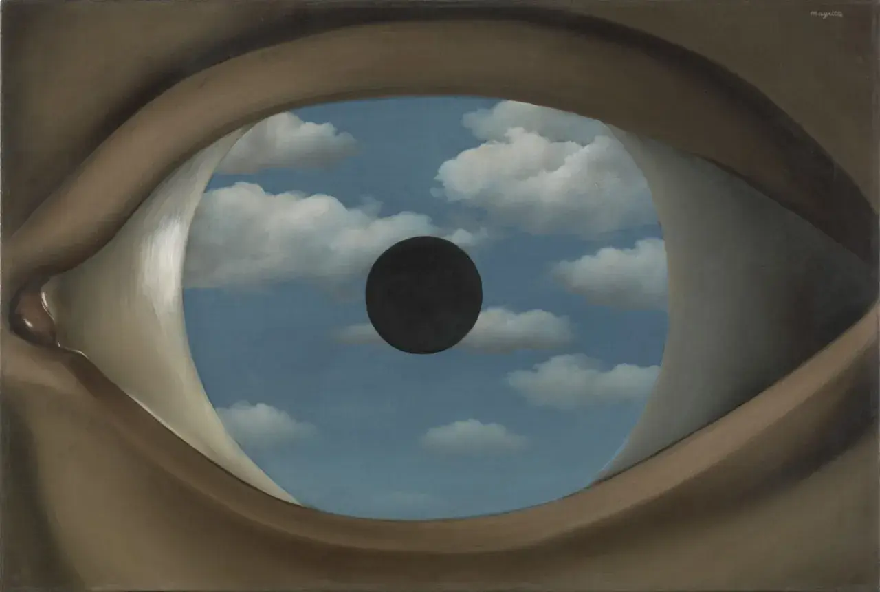 Une peinture surréaliste où un œil reflète un ciel bleu avec des nuages et une sphère noire.
