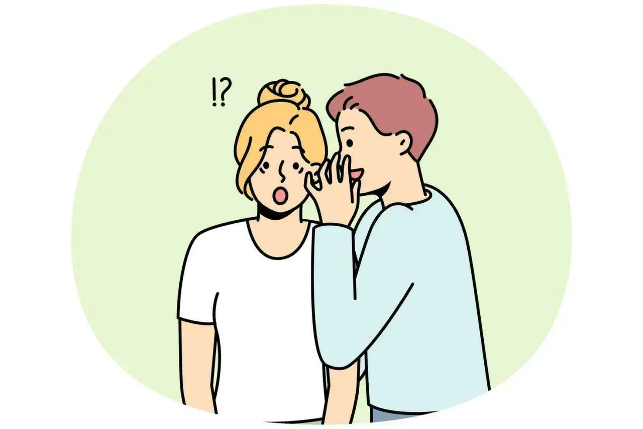 Un homme chuchote un secret à l'oreille d'une femme choquée. L'expression