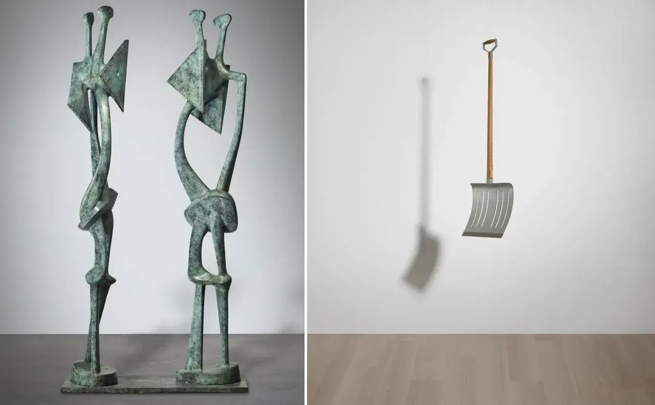 Deux sculptures abstraites en bronze patiné, évoquant des figures humaines stylisées, côtoient une pelle à neige suspendue, œuvre d'un sculpteur célèbre contemporain.