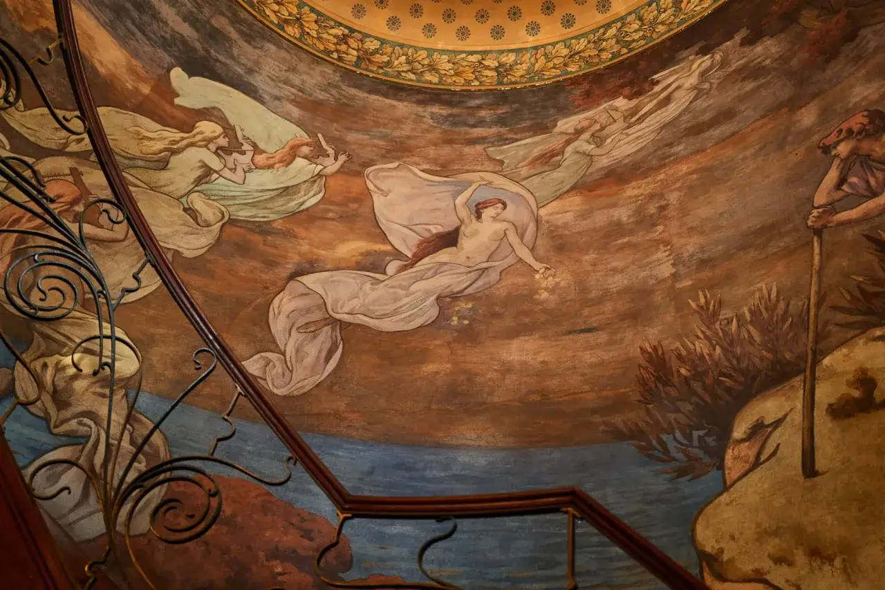 Peinture murale d'un peintre belge : des figures f&eacute;minines &eacute;th&eacute;r&eacute;es flottent dans un ciel onirique, drap&eacute;es de voiles l&eacute;gers.