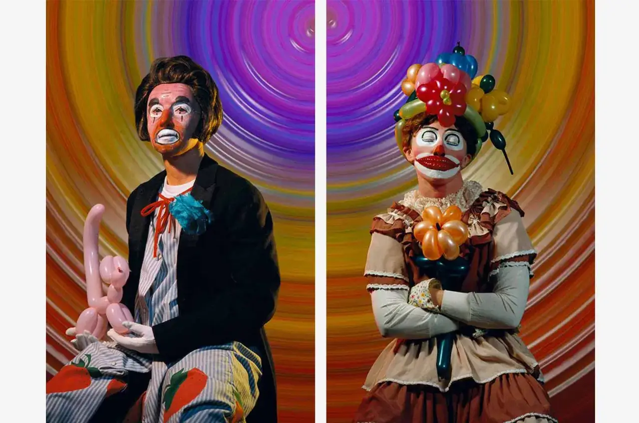 Deux portraits de clowns, œuvres d'art de Cindy Sherman, avec des ballons et des arrière-plans psychédéliques.