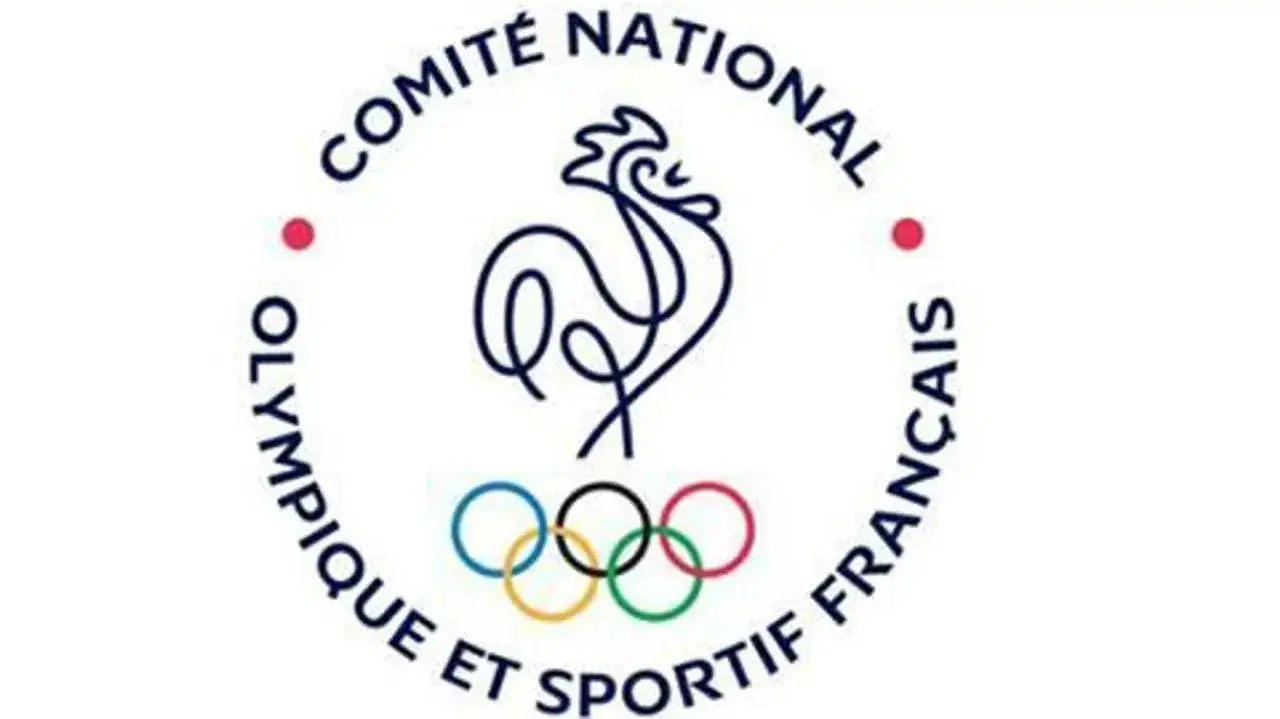 Le coq gaulois, symbole de l'art des sports fran&ccedil;ais, surmonte les anneaux olympiques. Le Comit&eacute; National Olympique et Sportif Fran&ccedil;ais.