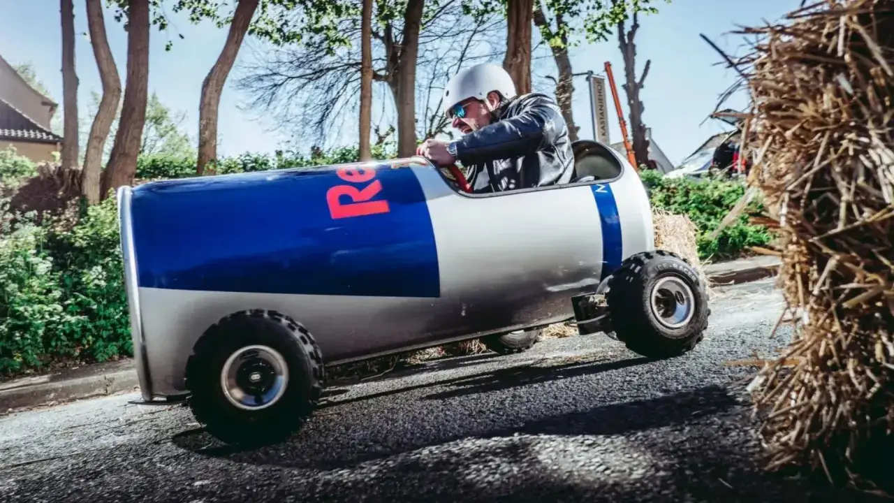 Un homme pilote une drôle de caisse à savon Red Bull, une vraie