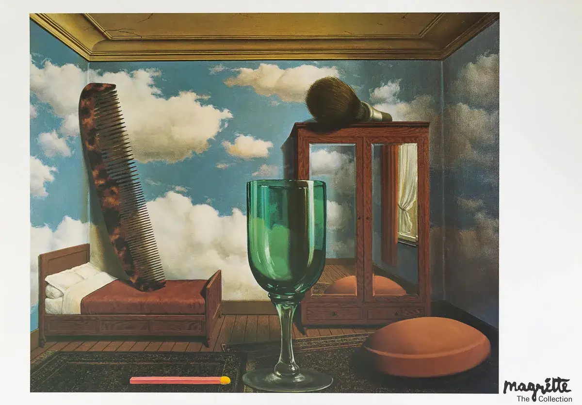 Une œuvre de René Magritte : un peigne géant sur un lit, un verre vert, une brosse à barbe sur une armoire, le tout dans une pièce aux murs peints de nuages.