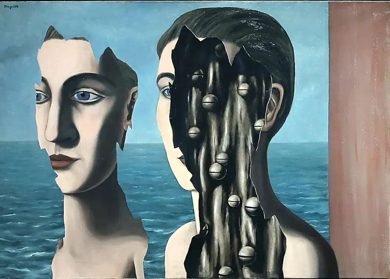 Peinture surréaliste : deux visages fragmentés se font face sur une mer bleue, révélant des mécanismes internes étranges.
