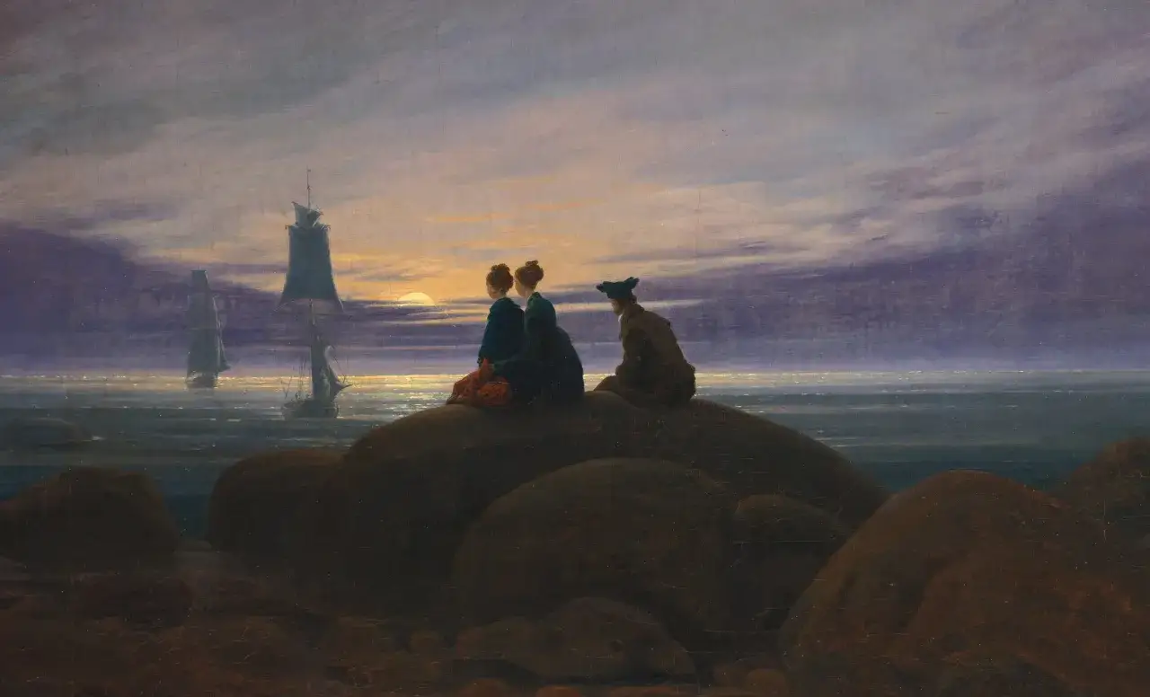 Friedrich peinture : trois silhouettes contemplent un coucher de soleil sur la mer, avec des voiliers à l'horizon.