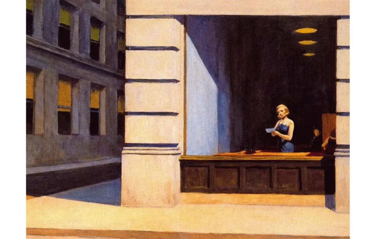 Une femme seule, dans un décor typique d'Edward Hopper, tient une lettre. La lumière joue sur les façades.