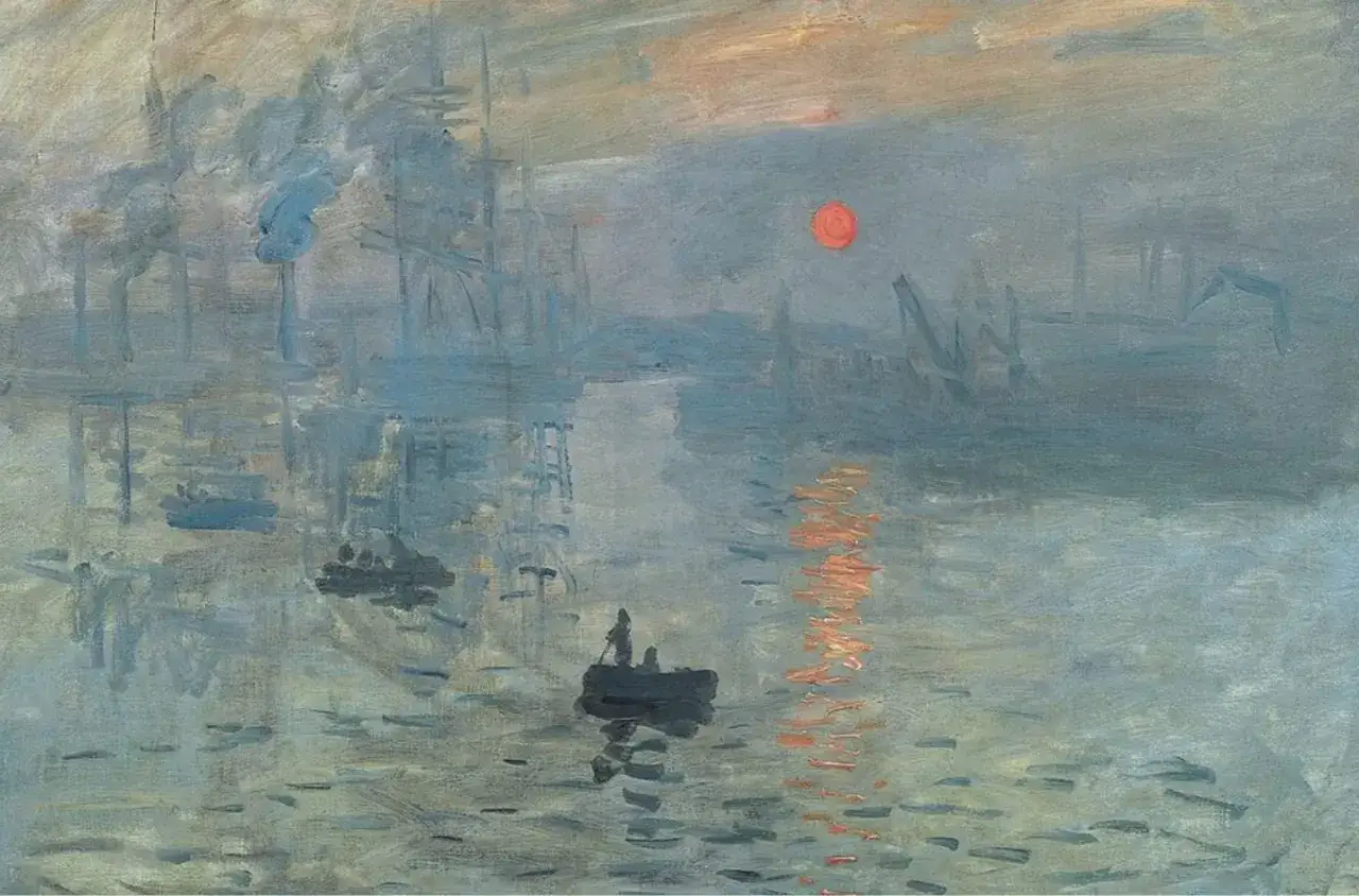 Impressionnisme Monet : un soleil rougeoyant se l&egrave;ve sur un port brumeux, refl&eacute;tant ses rayons sur l'eau o&ugrave; naviguent de petites embarcations.