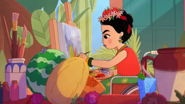 Frida Kahlo jeune, assise dans son fauteuil, peint un tableau coloré entourée de fruits et de fleurs.