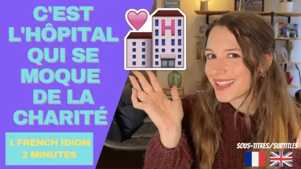 Une femme souriante présente l'expression "C'est l'hôpital qui se moque de la charité", illustrée par un emoji d'hôpital.